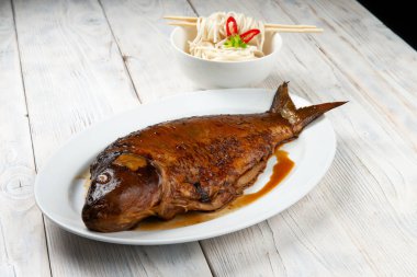 Susamlı sazan balığı, kırmızı biber, zencefil ve soya sosu.