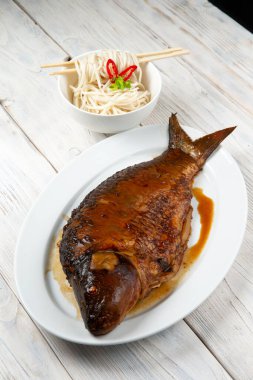 Susamlı sazan balığı, kırmızı biber, zencefil ve soya sosu.