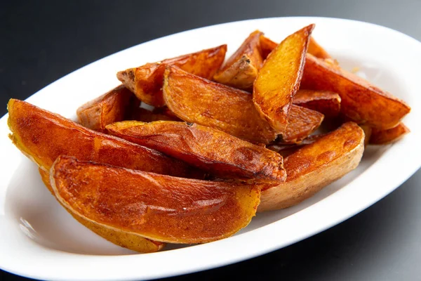 Tabakta patates parçaları..