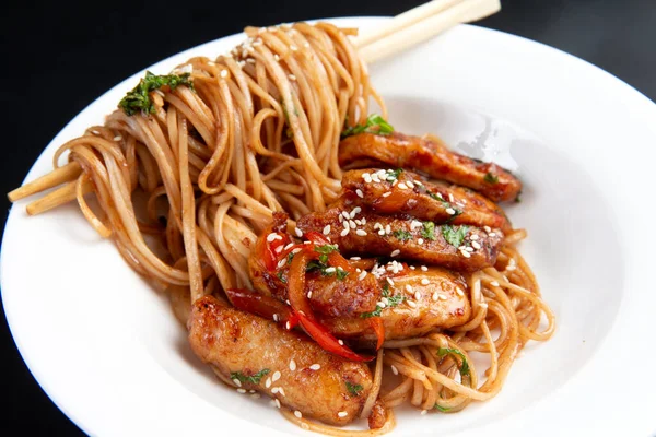 Erişteyi sebze ve biftekle karıştır..