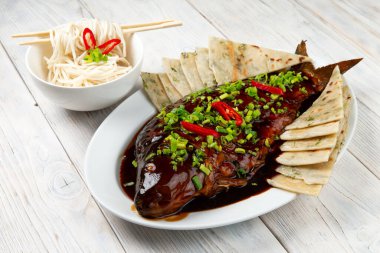 Susamlı sazan balığı, kırmızı biber, zencefil ve soya sosu.