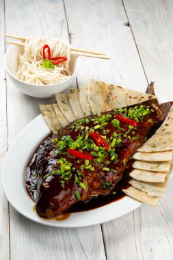 Susamlı sazan balığı, kırmızı biber, zencefil ve soya sosu.