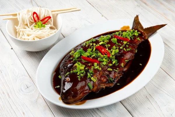 Susamlı sazan balığı, kırmızı biber, zencefil ve soya sosu.