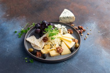 Bir tabakta farklı peynirler vardı. Seçici odak