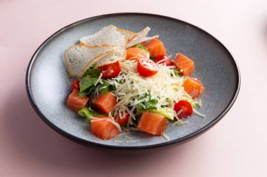 Somon dilimleri ve domatesli salata. Seçici odak