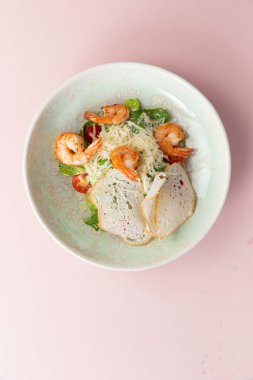 Tabakta karides salatası. Seçici odak