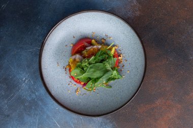 Avokado ve domates salatası. seçici odak