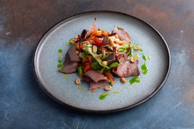 Biftek ve otlu salata. seçici odak