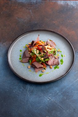 Biftek ve otlu salata. seçici odak