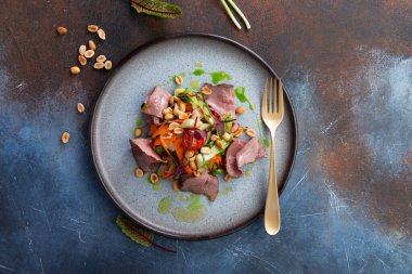 Biftek ve otlu salata. seçici odak