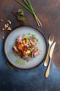 Biftek ve otlu salata. seçici odak