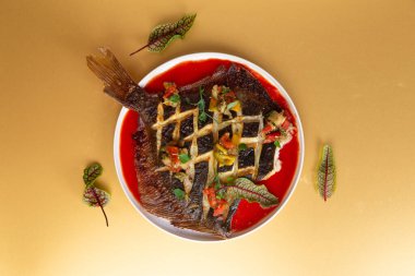 Sarı arka planda tabakta kızarmış dil balığı. Seçici odak