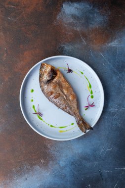 Tabakta kızarmış dorado balığı. Seçici odak