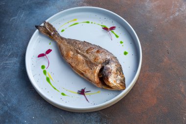 Tabakta kızarmış dorado balığı. Seçici odak