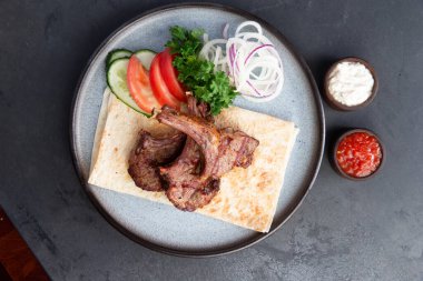 Sebzeli kuzu askısı. Seçici odak.