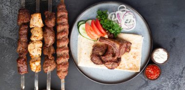 Bir tabak kebap. Tavuk kebap, kuzu kebap, tavuk şiş kebap ve kuzu şiş.