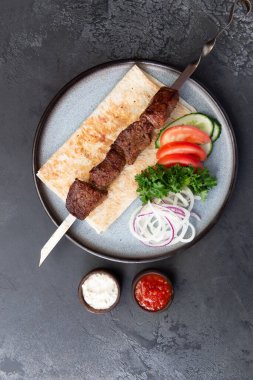 Tabaktaki şişte sığır eti şiş. Seçici odak