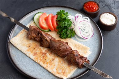 Tabaktaki şişte kuzu şiş. Seçici odak