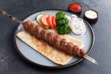 Tabakta şiş kebap var. Seçici odak