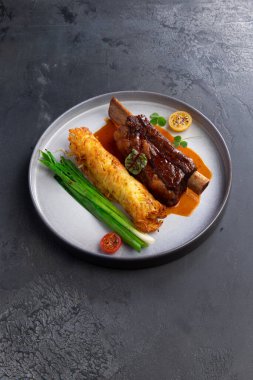 Kemikte et, tılsım ve bitkiler var..