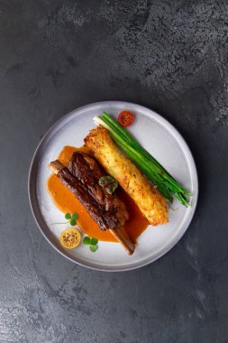 Kemikte et, tılsım ve bitkiler var..