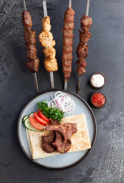Bir tabak kebap. Tavuk kebap, kuzu kebap, tavuk şiş kebap ve kuzu şiş.