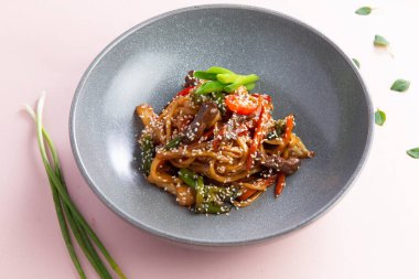 Erişteyi sebzeyle karıştır ve kasede sığır eti