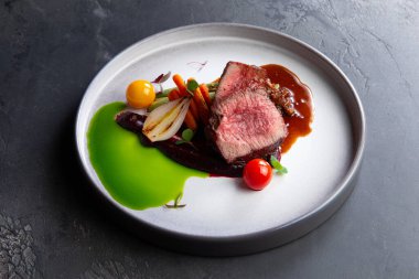 Sulu biftek, orta pişmiş, baharatlı biftek.