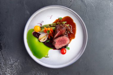 Sulu biftek, orta pişmiş, baharatlı biftek.