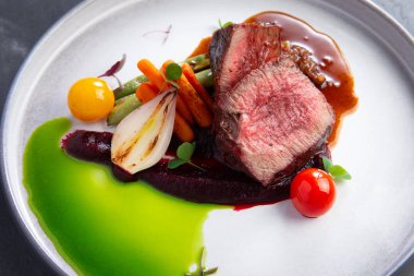 Sulu biftek, orta pişmiş, baharatlı biftek.