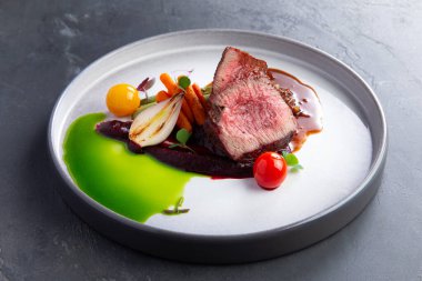 Sulu biftek, orta pişmiş, baharatlı biftek.