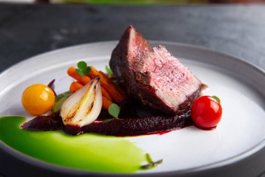 Sulu biftek, orta pişmiş, baharatlı biftek.