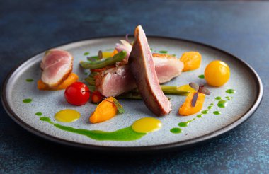 Tabakta pişmiş ördek filetosu. Seçici odak.