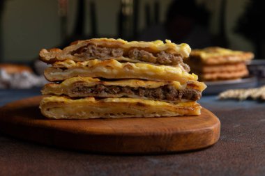 Ulusal geleneksel Kafkas yemekleri: Osetya turtaları, khachapuri, chudu Seçici Odak