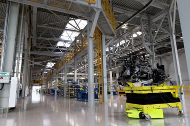 Otomobil fabrikası, araba montaj atölyesi. Ana taşıyıcı. Seçici odak