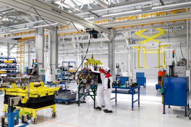 Otomobil fabrikası, araba montaj atölyesi. Ana taşıyıcı. Seçici odak