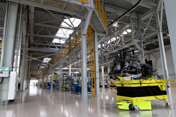 Otomobil fabrikası, araba montaj atölyesi. Ana taşıyıcı. Seçici odak