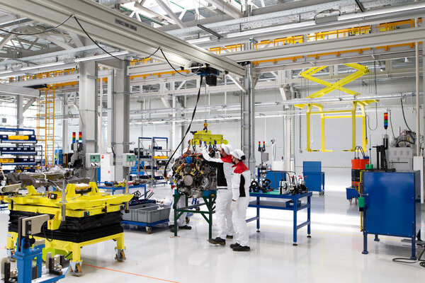 автозавод, автосборочный цех. Главный конвейер. Селективный фокус