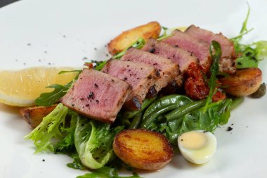 Ton balıklı yeşil fasulye ve patates kızartması..