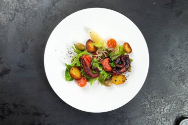 Ahtapotlu salata ve tabakta taze patates. seçici odak.