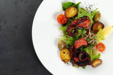 Ahtapotlu salata ve tabakta taze patates. seçici odak.