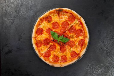 Arka planda pepperoni pizza. Yakın plan. seçici odak