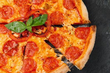 Arka planda pepperoni pizza. Yakın plan. seçici odak