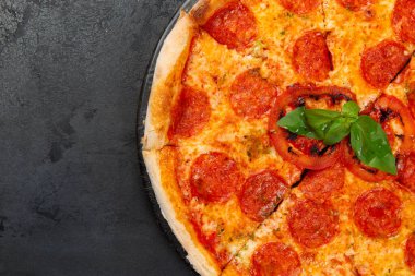Arka planda pepperoni pizza. Yakın plan. seçici odak