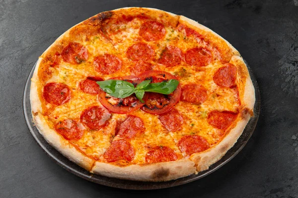Arka planda pepperoni pizza. Yakın plan. seçici odak