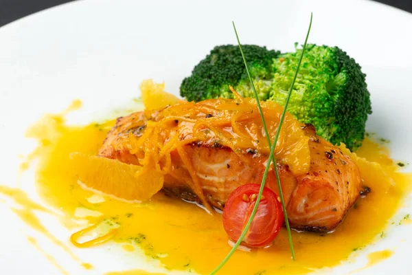 Bistecca Salmone Salsa Arancia Broccoli Piatto Uno Sfondo Scuro — Foto Stock