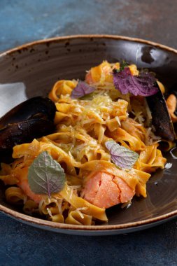 İtalyan spagettisi, makarna, istiridyeli marinara, karides, midye, domates, deniz ürünleri karışımı.