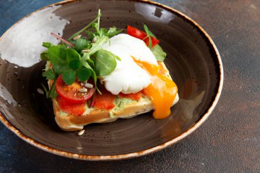 Fırında yumurta, somon ve domatesli sandviç. seçici odak