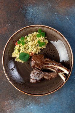 Karanlık bir arka planda, tabakta kuzu askısı. Seçici odak