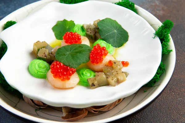 Havyarlı deniz tarakları, mikroyeşiller ve beyaz tabakta yeşil sos. Yakın plan..